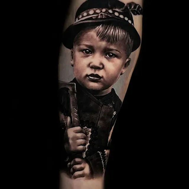 Ein Tattoo von einem Jungen