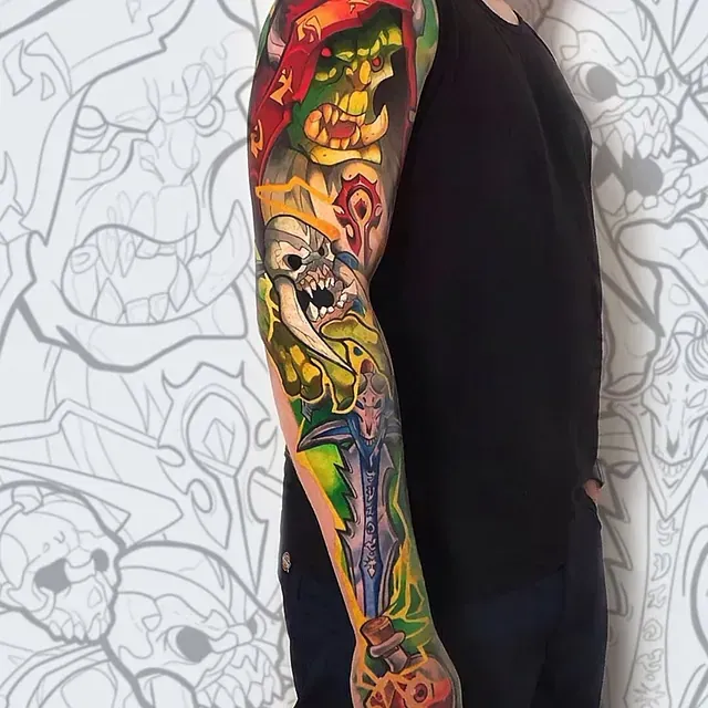 Ein Mann hat eine sehr bunte Tätowierung auf seinem Arm.