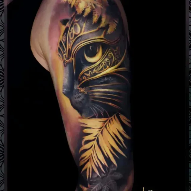 Ein Mann hat auf seinem Arm eine Tätowierung einer Katze mit Helm.