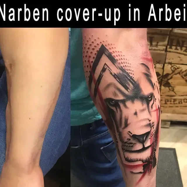 Ein Tattoo eines Löwen auf dem Arm einer Person mit der Überschrift „Narben Cover-up in Arbei“