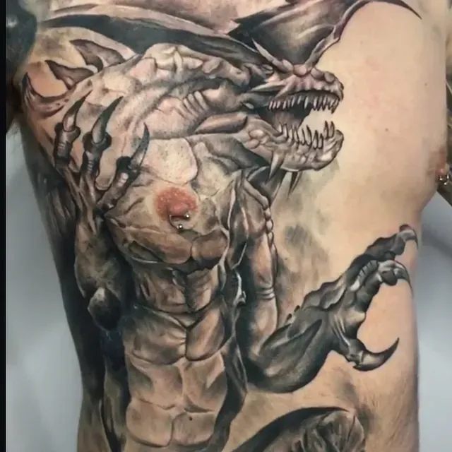 Ein Mann hat ein Drachentattoo auf seiner Brust