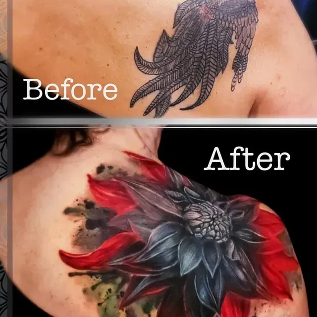 Ein Vorher-Nachher-Bild eines Tattoos auf der Schulter einer Frau