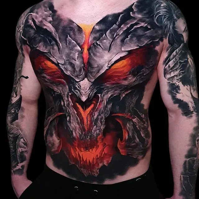 Ein Mann hat ein Dämonentattoo auf seiner Brust