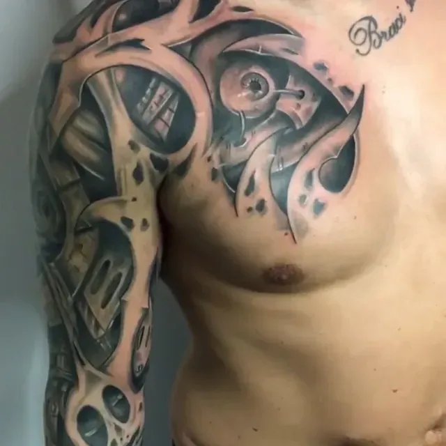 Ein Mann hat eine Totenkopftätowierung auf seiner Brust