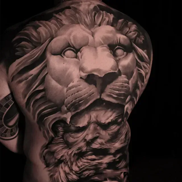 Ein Mann hat eine Tätowierung eines Löwenkopfes auf seinem Rücken.