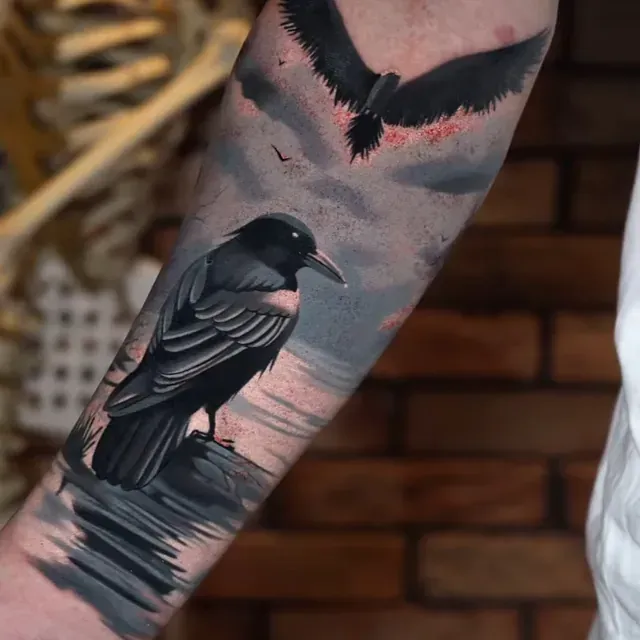 Ein Mann hat eine Vogeltätowierung auf seinem Arm