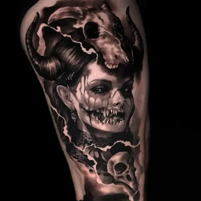 Ein schwarz-weißes Tattoo einer Frau mit Hörnern und einem Totenkopf auf dem Kopf.