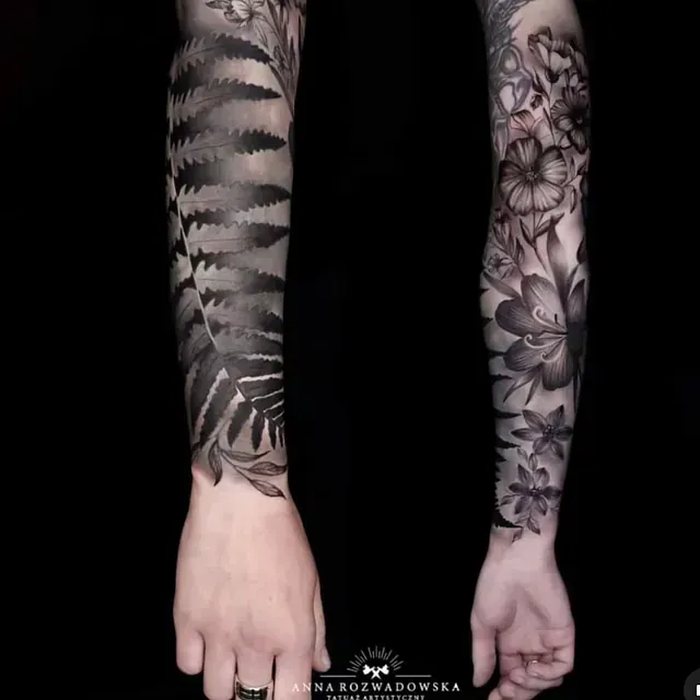 Eine Person mit einer schwarz-weißen Tätowierung auf dem Arm.