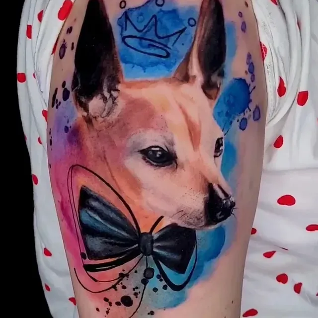 Ein Tattoo eines Hundes mit einer Fliege und einer Krone