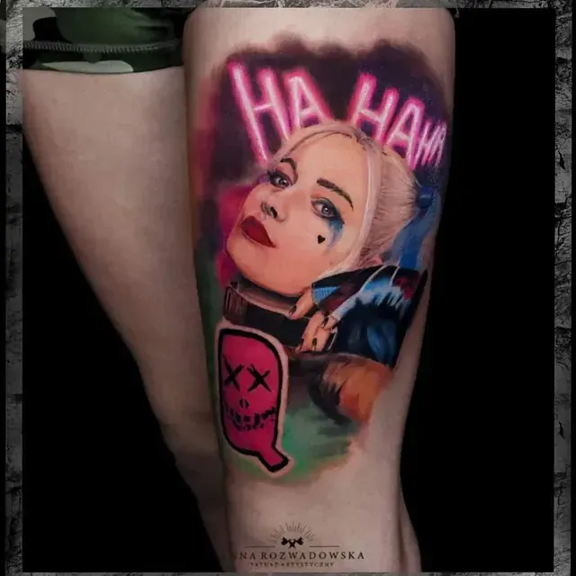 Eine Frau hat ein Harley Quinn Tattoo auf ihrem Bein