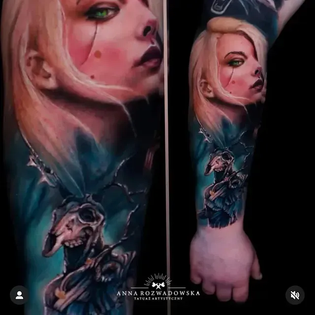 Ein Tattoo einer Frau mit einem Totenkopf auf dem Arm