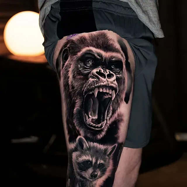 Ein Mann hat ein Tattoo von einem Gorilla und einem Waschbären auf seinem Bein.