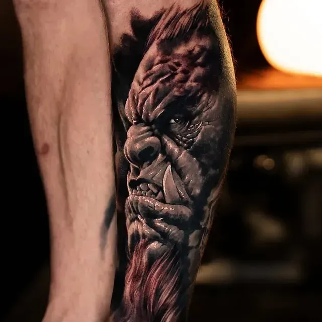 Ein Mann hat ein Monster-Tattoo auf seinem Bein