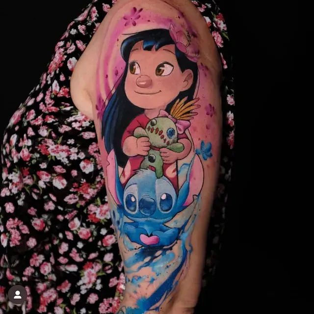 Eine Frau hat ein Tattoo eines Mädchens und einen Stich auf ihrem Arm.