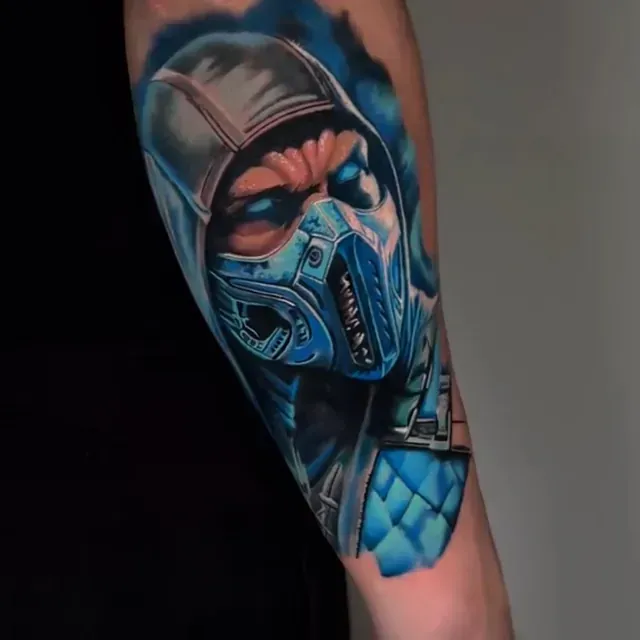 Ein Mann hat eine Sub-Zero-Tätowierung auf seinem Arm.