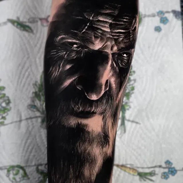 Es ist das Porträt eines Mannes mit Bart.