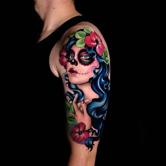 Ein Tattoo auf dem Arm einer Frau, daruaf eine geschminkte Frau 