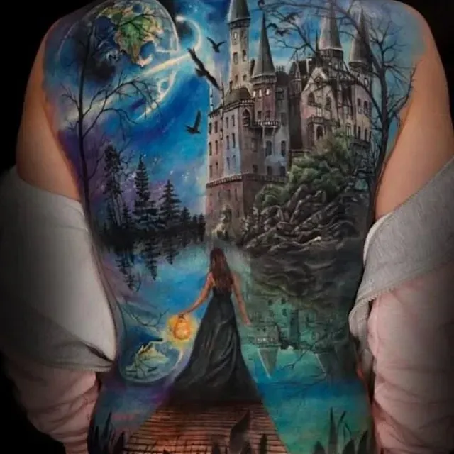 Eine Frau mit einem Schloss-Tattoo auf dem Rücken