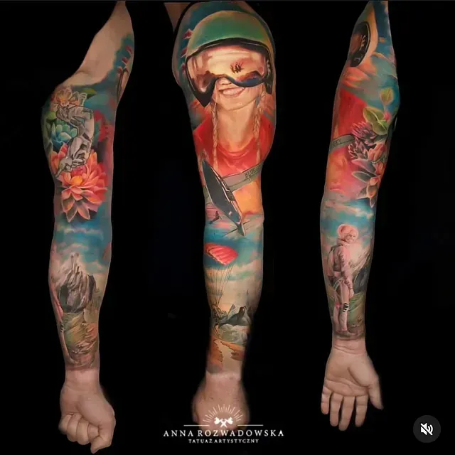Ein Mann hat ein Ganzkörpertattoo eines Soldaten auf seinem Arm.