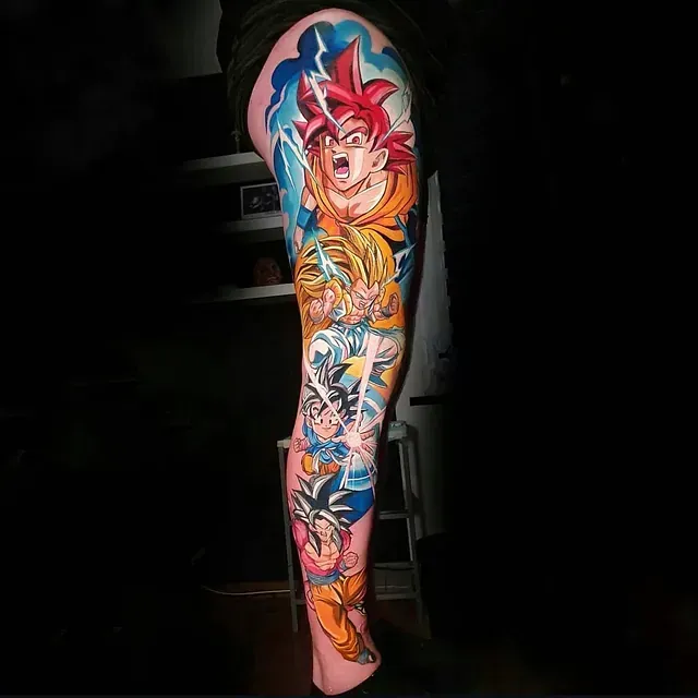 Eine Person hat ein Dragon Ball-Tattoo auf ihrem Bein.