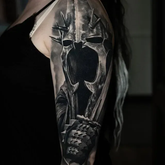 Eine Frau hat eine Totenkopftätowierung auf ihrem Arm