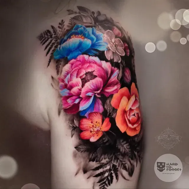 Eine Frau hat eine Blumentätowierung auf ihrem Arm