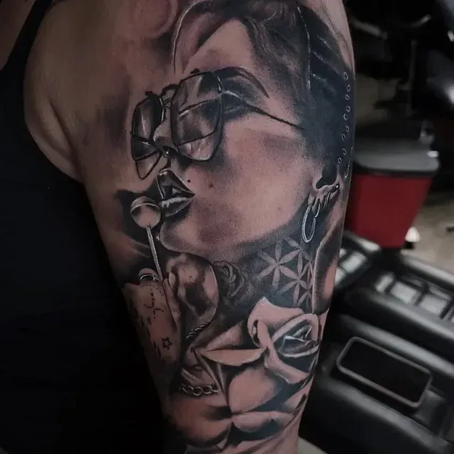 Eine Frau hat ein Tattoo einer Frau, die einen Lutscher hält