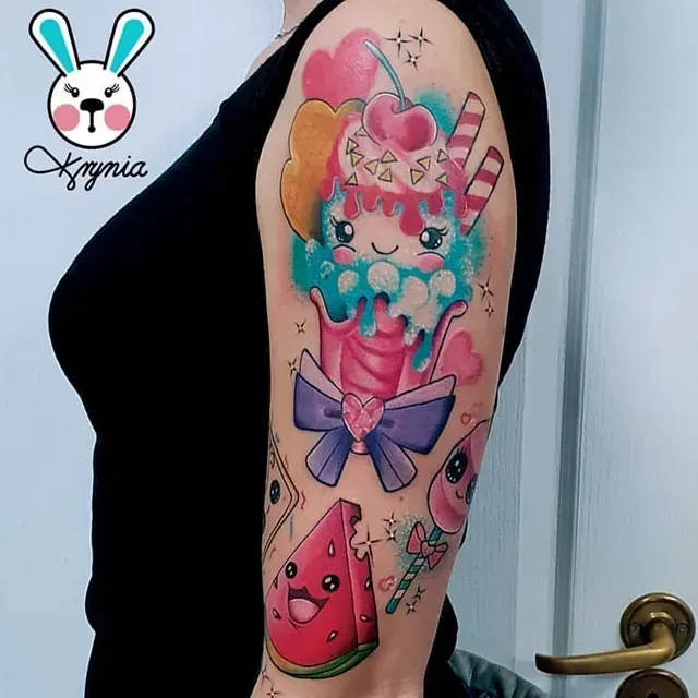 Eine Frau hat ein Tattoo eines Milchshakes auf ihrem Arm