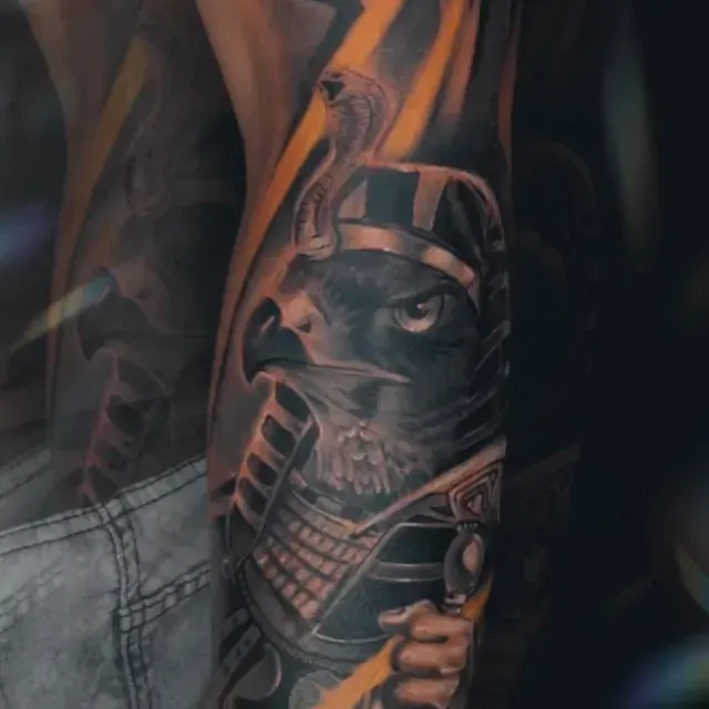 Ein Mann hat ein Adlertattoo auf seinem Arm