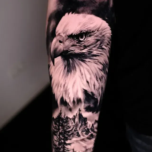 Eine Person hat eine Tätowierung eines Adlers auf dem Arm