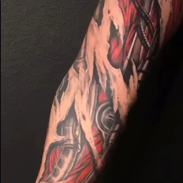 Eine Nahaufnahme einer Tätowierung auf dem Arm eines Mannes