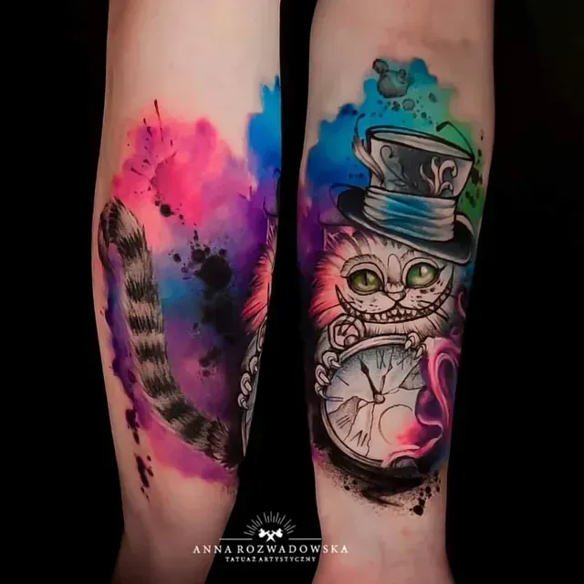 Ein Tattoo einer Grinsekatze, die eine Teetasse und eine Uhr hält