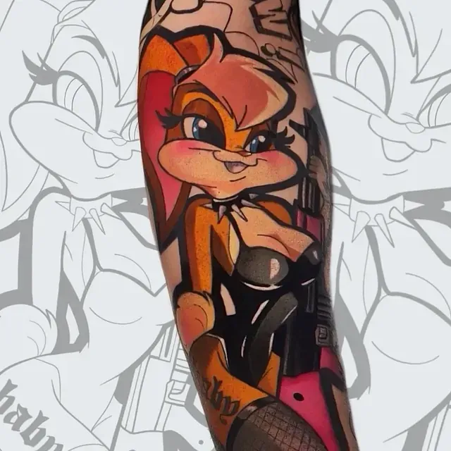 Ein Tattoo von Looney Tunes Bugs Bunny auf dem Arm einer Person