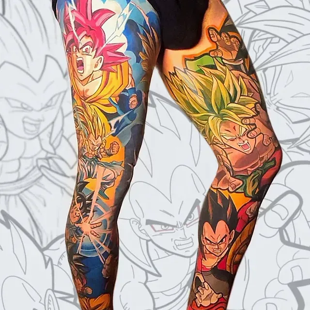 Eine Person mit einem Dragon Ball Tattoo auf dem Bein