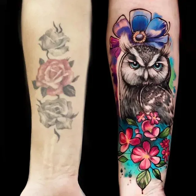 Eine Frau hat eine Tätowierung einer Eule und Blumen auf ihrem Unterarm