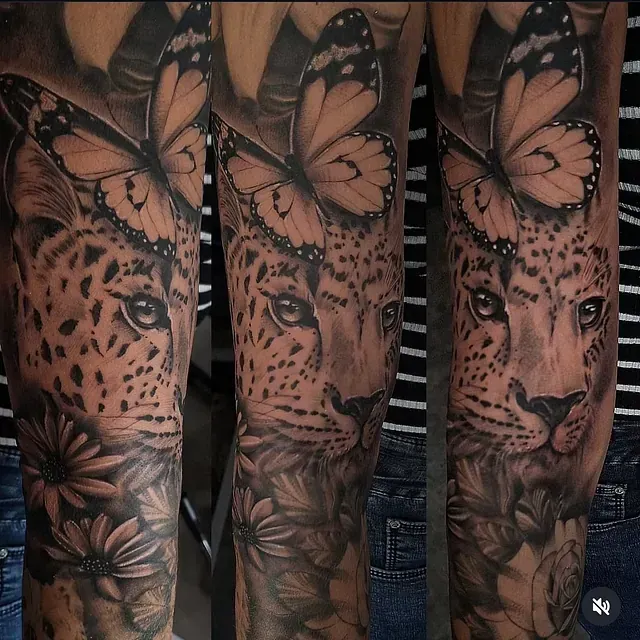 Ein Tattoo eines Leoparden mit einem Schmetterling auf dem Kopf