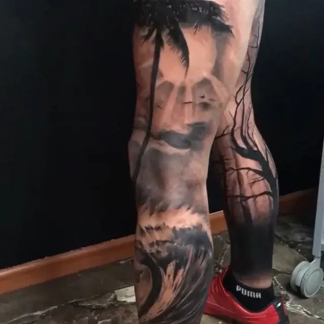 Eine Person mit einem Tattoo auf dem Bein, auf dem „Puma“ steht