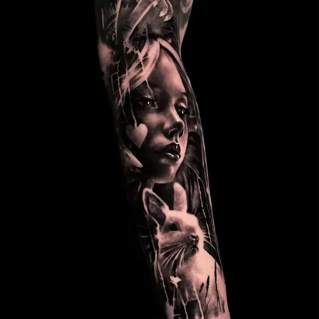 Ein schwarz-weißes Tattoo eines Mädchens mit einem Kaninchen auf dem Arm.