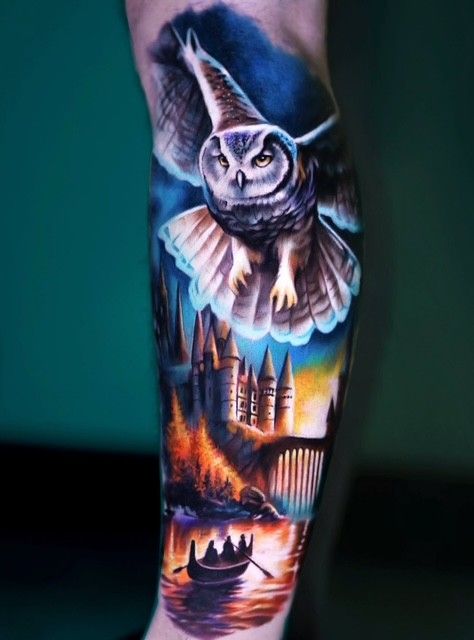 Eulen-Tattoo in Blau- und Orangetönen mit einer Burg-, Wald- und Bootsszene