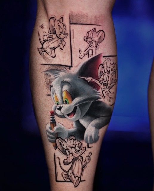 Tom-und-Jerry-Tattoo auf einem Bein, mit Cartoon-Szenen in schwarzer Tinte auf blauem Hintergrund