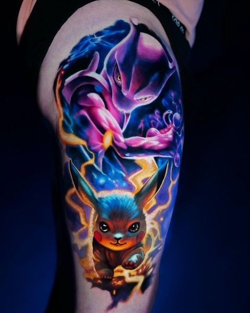 Ein farbenfrohes Tattoo im Pokémon-Stil auf einem Arm, das Mew, eine Blitzszene und ein leuchtendes, fuchsähnliches Wesen zeigt.