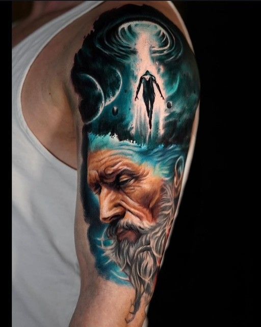 Farbenfrohes Unterarm-Tattoo mit dem Gesicht eines älteren, bärtigen Mannes und einer leuchtenden kosmischen Szene mit einer silhouettenhaften Figur