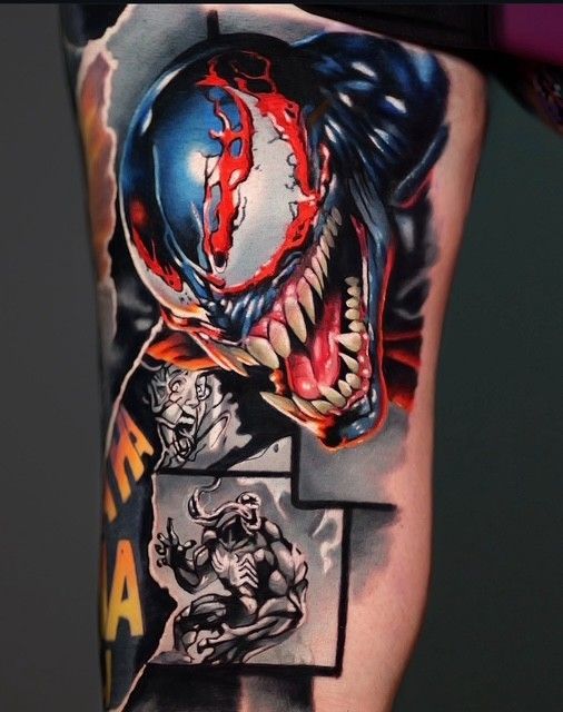 Ein auffälliges Venom-Tattoo am Bein mit roten, schwarzen und weißen Details sowie einem kleinen Panel im Comic-Stil darunter.