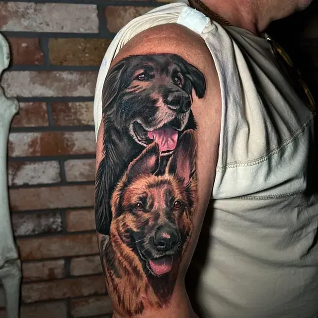 Ein Mann hat eine Tätowierung von zwei Hunden auf seinem Arm.