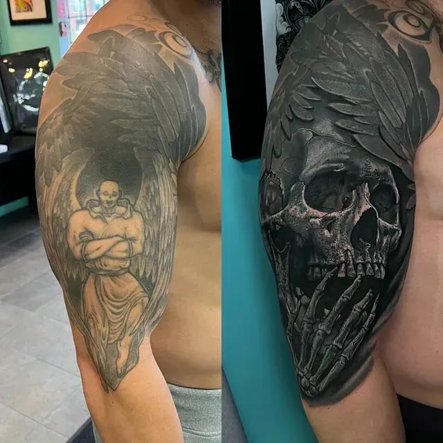 Ein Mann hat ein Tattoo von einem Engel und einem Totenkopf auf seinem Arm