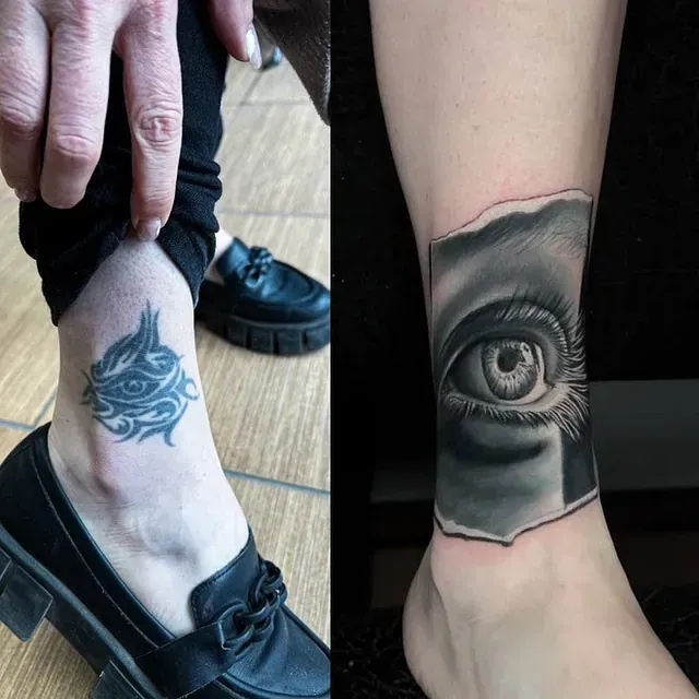 Eine Frau hat ein Auge-Tattoo auf ihrem Knöchel