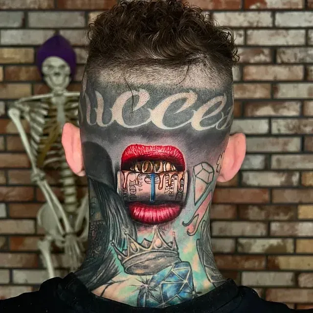 Ein Mann hat eine Tätowierung auf seinem Kopf und Hals, auf der Coca Cola steht