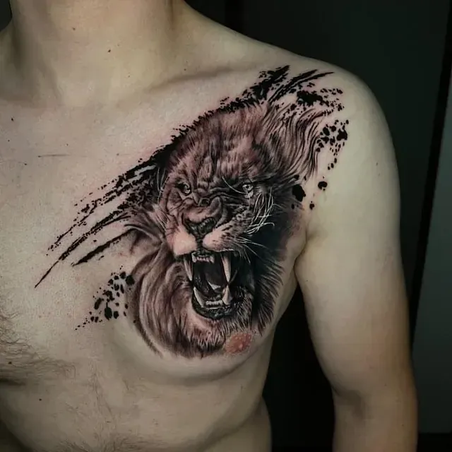 Ein Mann hat ein Löwentattoo auf der Brust