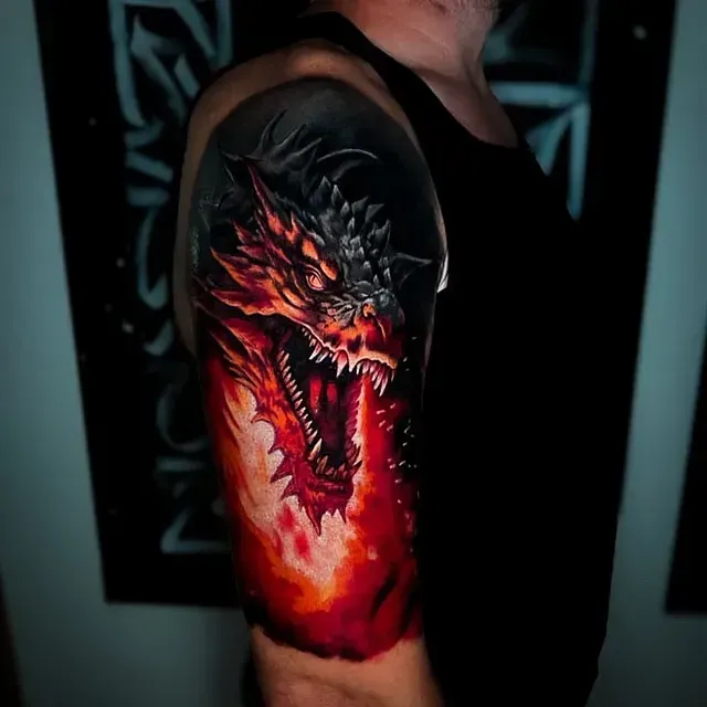 Ein Mann hat eine Drachentätowierung auf seinem Arm.