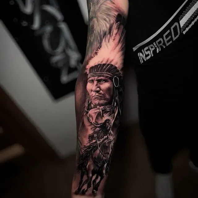 Ein Mann hat die Tätowierung eines amerikanischen Ureinwohners auf seinem Arm.